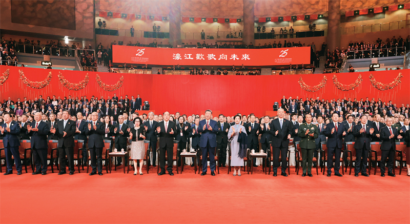 2024年12月19日晚,慶祝澳門回歸祖國(guó)25周年文藝晚會(huì)在澳門東亞運(yùn)動(dòng)會(huì)體育館舉行。中共中央總書記、國(guó)家主席、中央軍委主席習(xí)近平觀看演出。晚會(huì)最后,習(xí)近平同全場(chǎng)觀眾一起高唱《歌唱祖國(guó)》。 新華社記者 丁林/攝