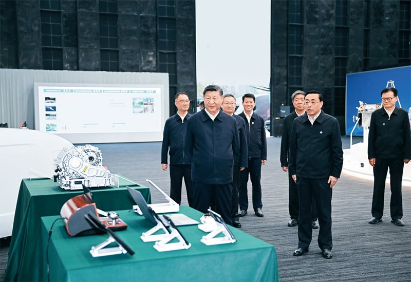 2024年10月17日至18日,中共中央總書記、國(guó)家主席、中央軍委主席習(xí)近平在安徽考察。這是17日下午,習(xí)近平在合肥濱湖科學(xué)城察看安徽省重大科技創(chuàng)新成果集中展示。 新華社記者 謝環(huán)馳/攝