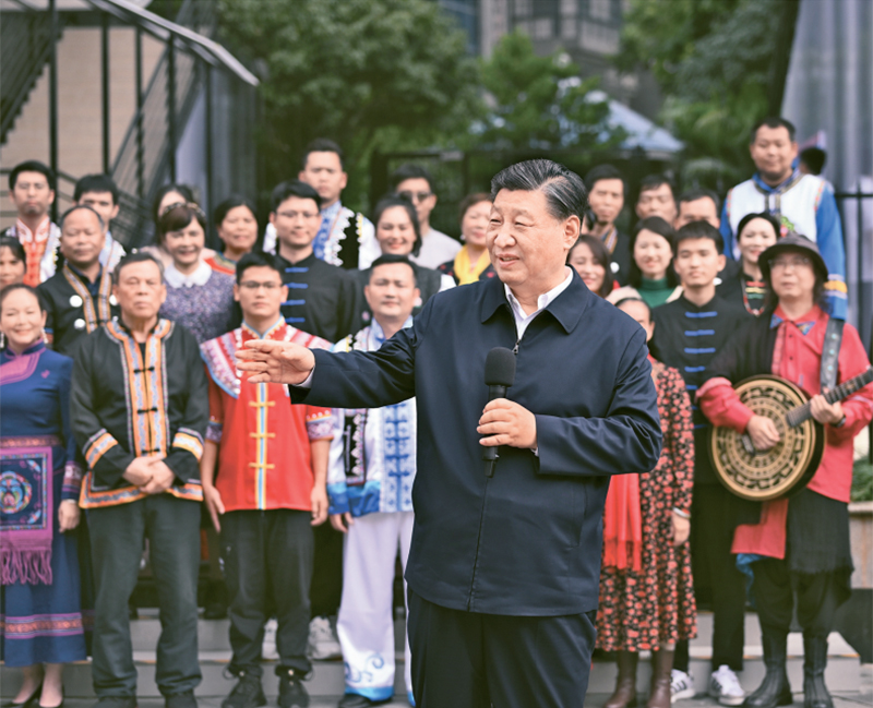 2023年12月14日至15日,中共中央總書記、國(guó)家主席、中央軍委主席習(xí)近平在廣西考察。這是14日上午,習(xí)近平在南寧市良慶區(qū)蟠龍社區(qū)考察時(shí),同社區(qū)各族群眾親切交流。 新華社記者 燕雁/攝