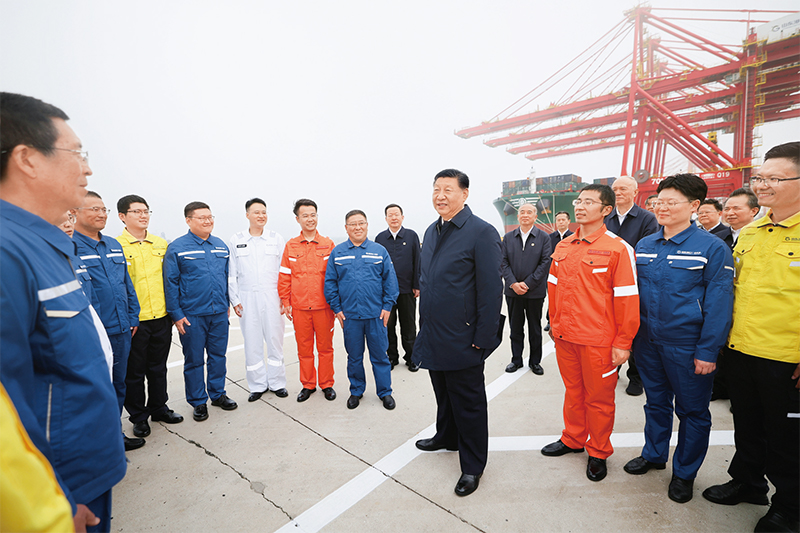 2024年5月22日至24日,中共中央總書記、國家主席、中央軍委主席習(xí)近平在山東考察。這是22日下午,習(xí)近平在日照港親切慰問港口科技工作者、運營人員、航運人員。 新華社記者 鞠鵬/攝