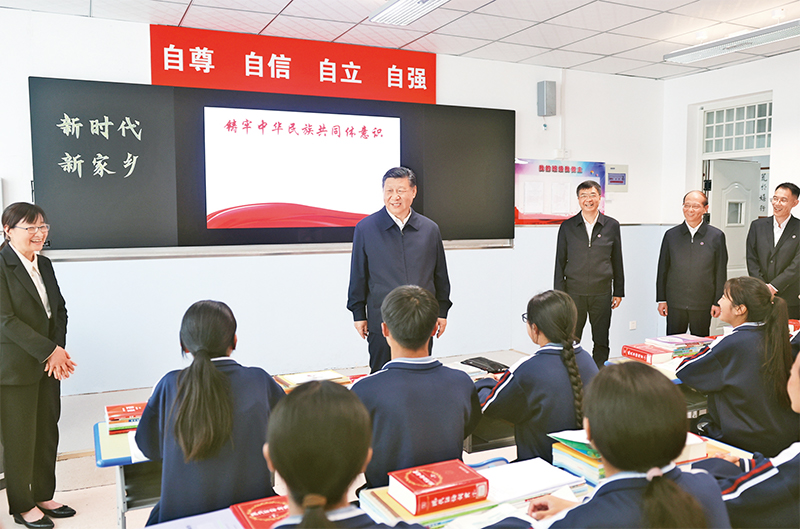 2024年6月18日至19日,中共中央總書記、國家主席、中央軍委主席習(xí)近平在青海考察。這是18日下午,習(xí)近平在果洛西寧民族中學(xué)高一(1)班觀摩“新時代、新家鄉(xiāng)”主題思政課。 新華社記者 鞠鵬/攝