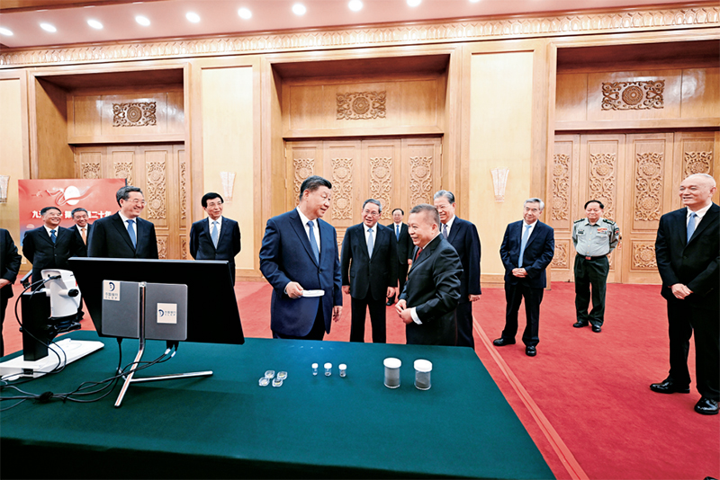 2024年9月23日，黨和國家領導人習近平、李強、趙樂際、王滬寧、蔡奇、丁薛祥、李希等在人民大會堂接見探月工程嫦娥六號任務參研參試人員代表并參觀月球樣品和探月工程成果展覽。這是習近平等參觀月球樣品和探月工程成果展覽。 新華社記者 謝環馳/攝