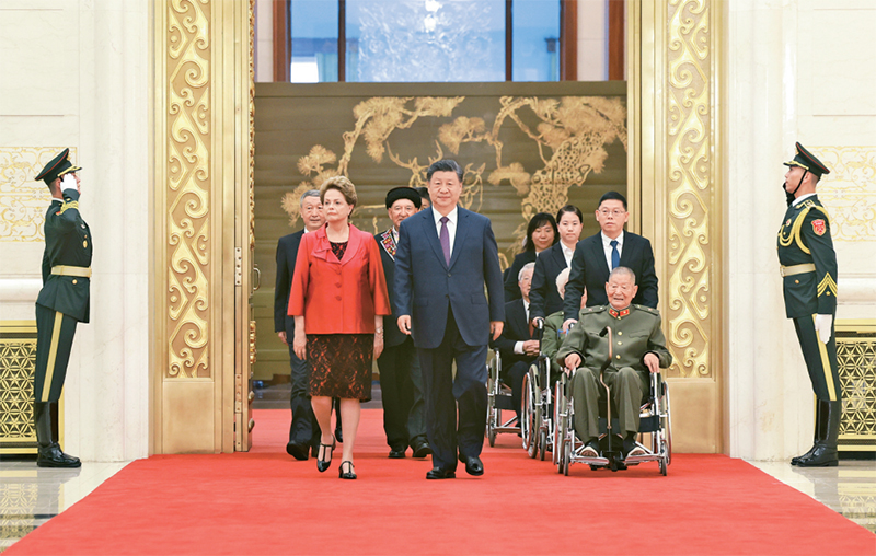 2024年9月29日，中華人民共和國國家勛章和國家榮譽稱號頒授儀式在北京人民大會堂金色大廳隆重舉行。中共中央總書記、國家主席、中央軍委主席習近平同國家勛章和國家榮譽稱號獲得者一同步入會場。 新華社記者 王曄/攝　　